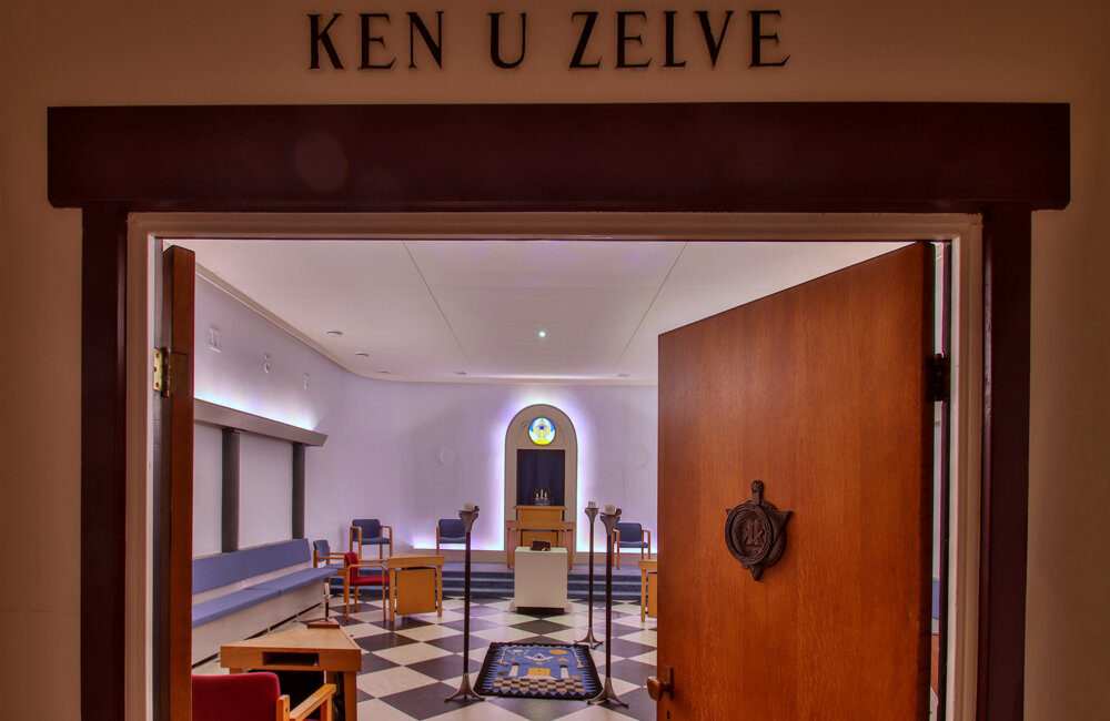 Een letterlijke inkijk in de loge van de Vrijmetselarij.