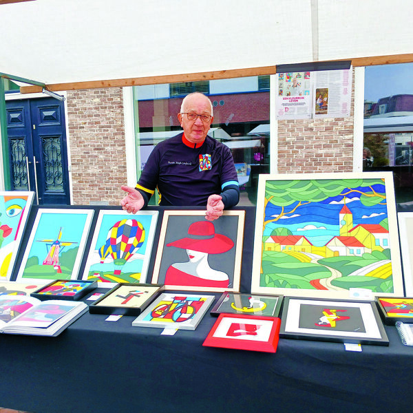 Joseph Lenferink met zijn 'Monderiaan getinte werken'..jpg