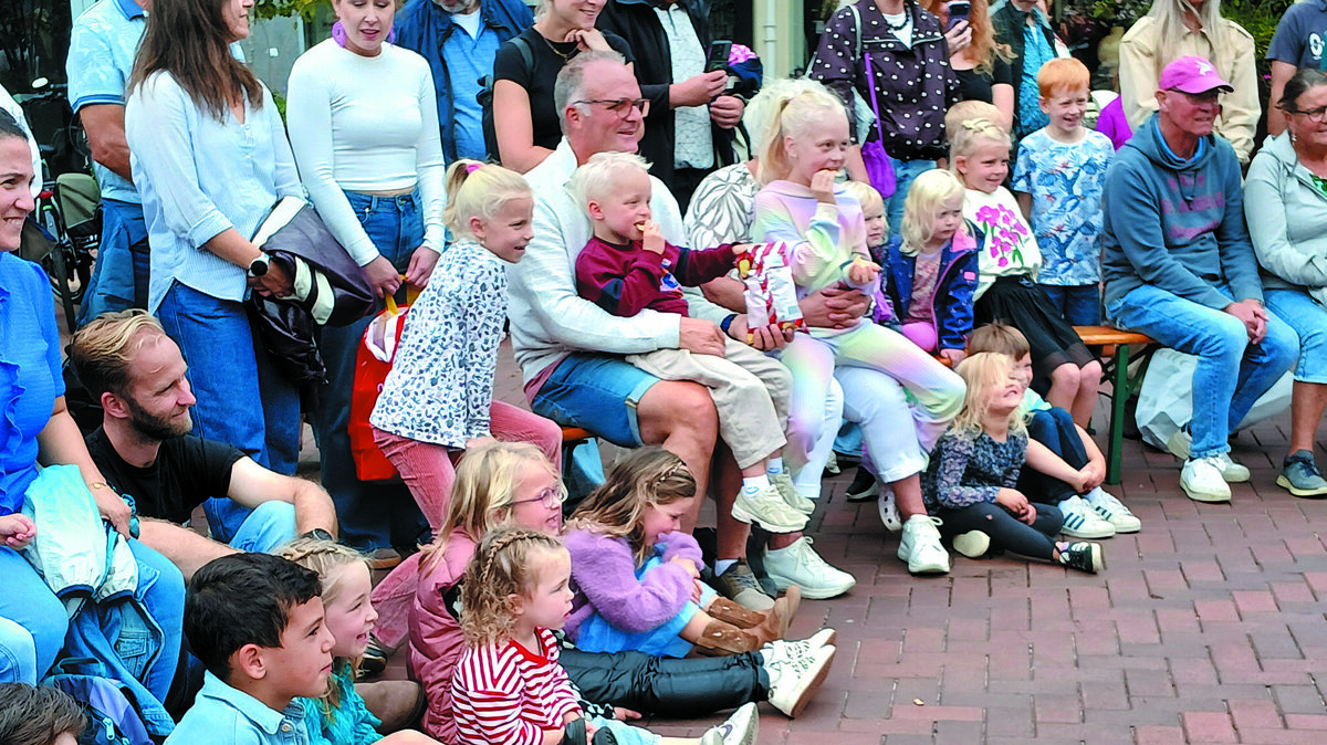 Kinderen lachen zich slap om de act