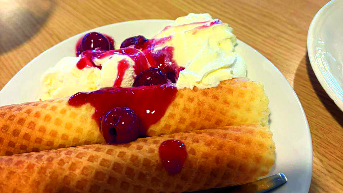 eigen gebakken kniepertjes met warme kersen, ijs en slagroom.jpg