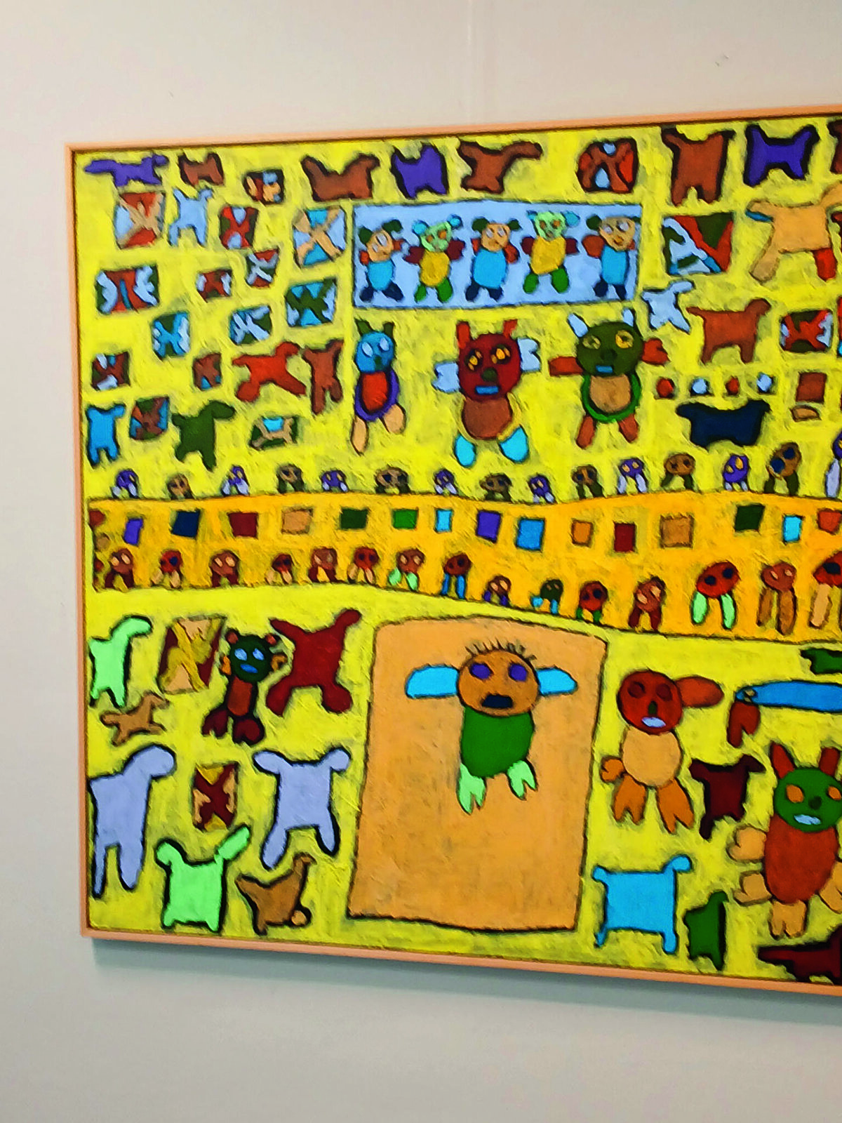 kleurrijk werk tijdens expo in Kunstpunt.jpg