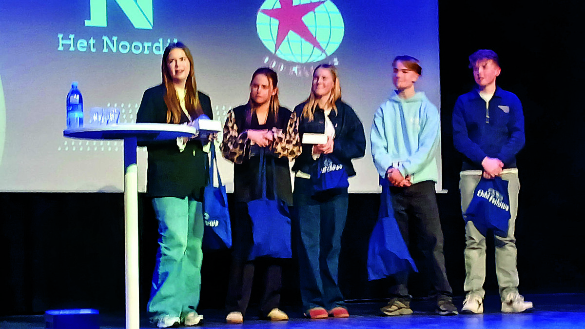 Winnares Milou samen met met de 4 andere finalisten