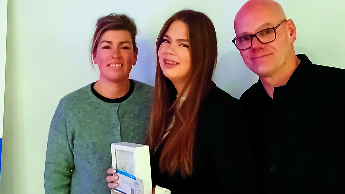 Winnares Milou Plattje samen met haar trotse ouders.jpg