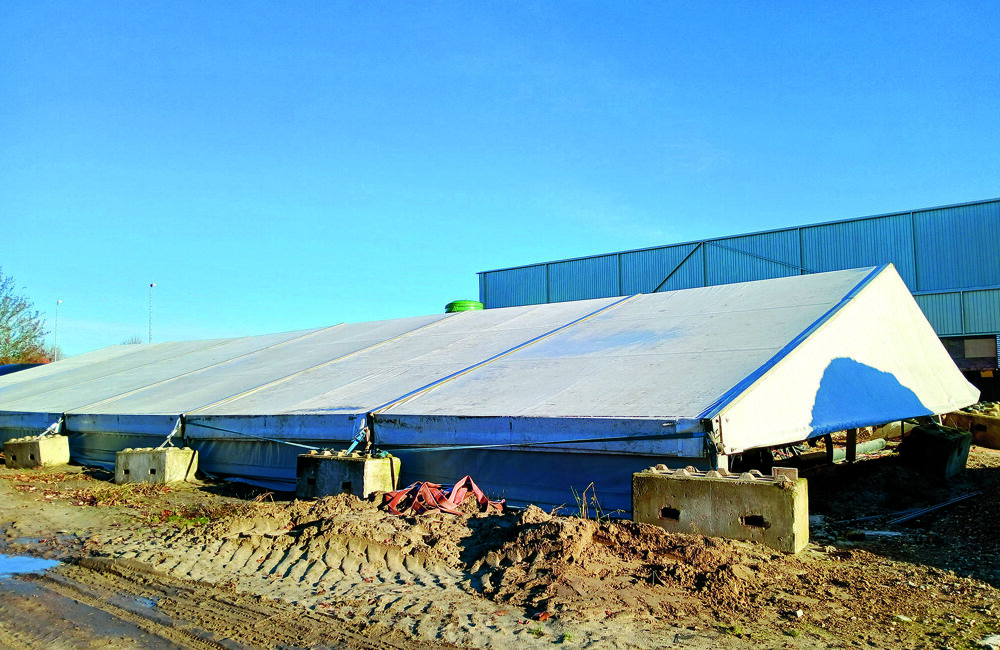 Onder het tentdoek zit het nieuwe buitenbad verborgen.jpg