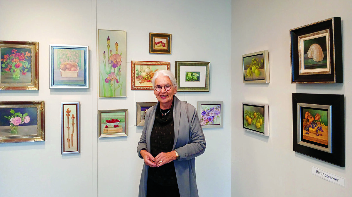 Riet Abcouwer bij haar kunstwerken.jpg