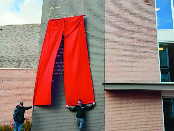 Officiele onthullng muurgedicht.jpg