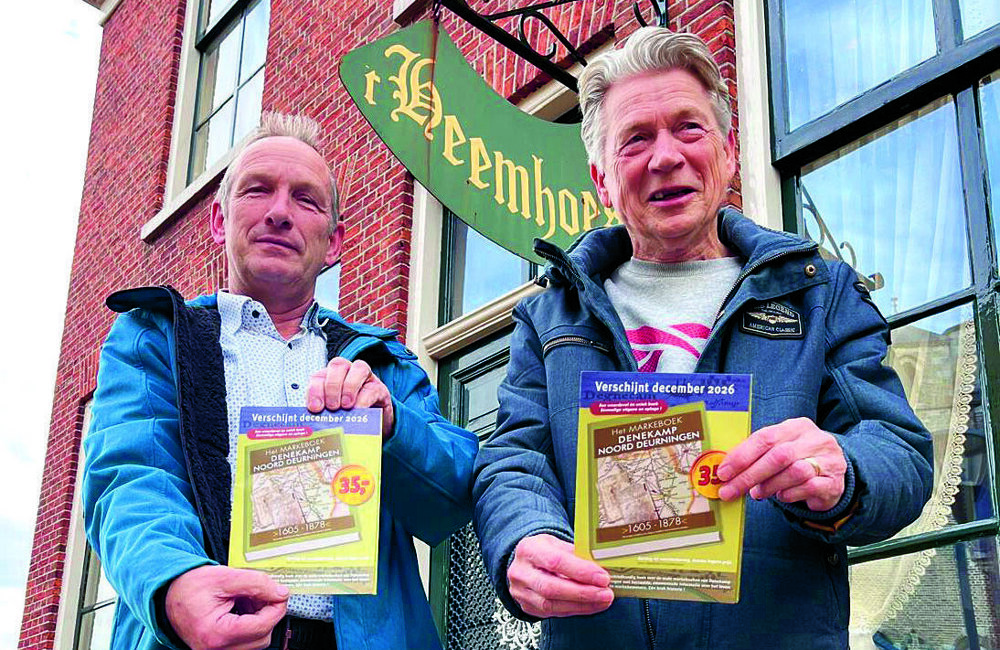 Foto 1.Heemkunde bestuursleden Jan Broekhuis en Laurens Grunder met het promotiemateriaal voor het markeboek.jpeg