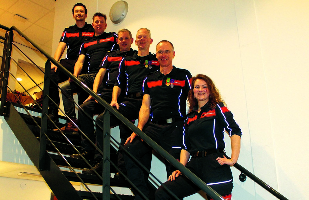 Groepsfoto jubilea en diploma.JPG