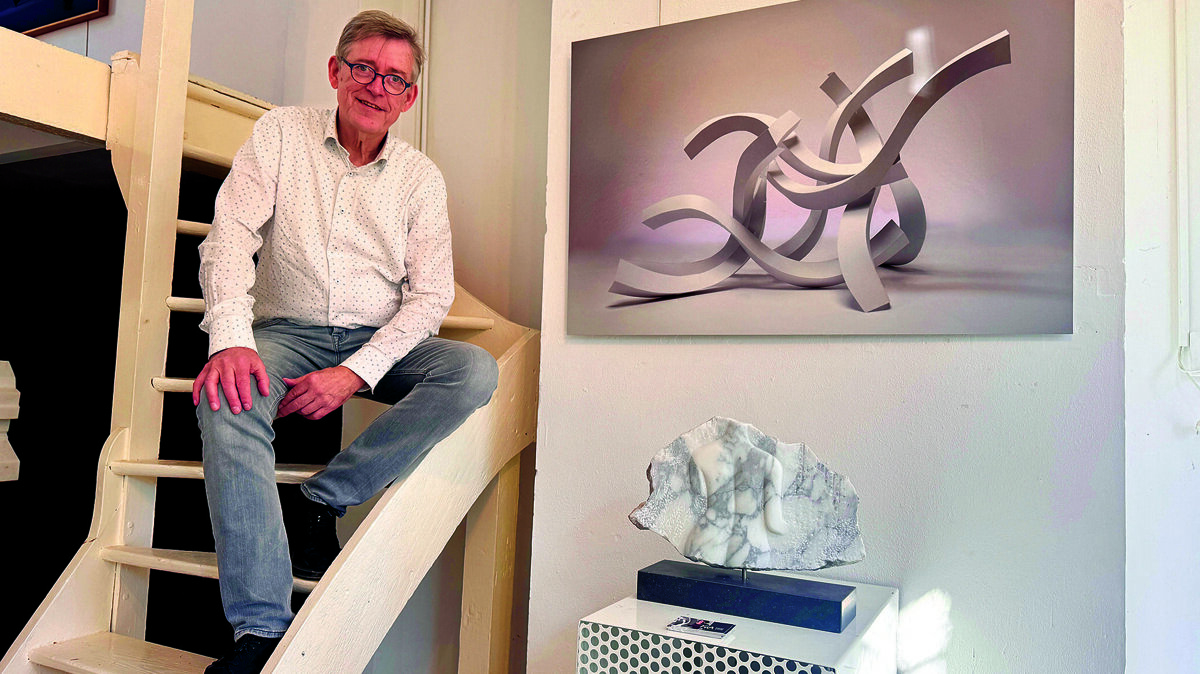 Hans Bouma in de galerie van Frieda Waanders.jpg