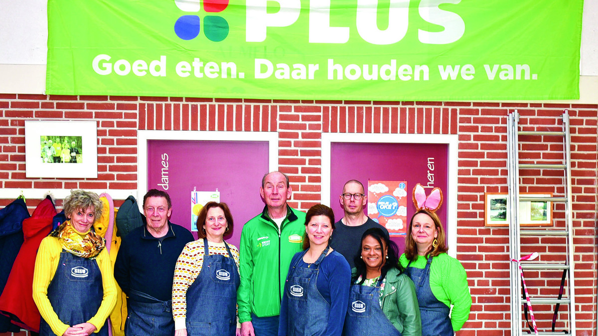 vrijwilligers die mee hielpen aan het Paasontbijt..JPG