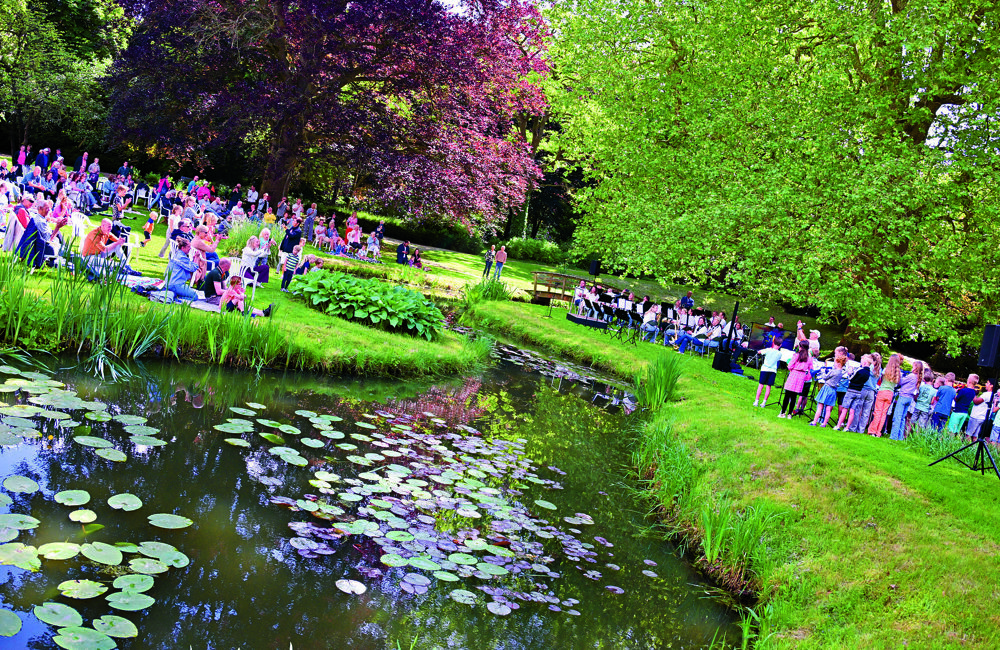 Picknickconcert in de kerktuin