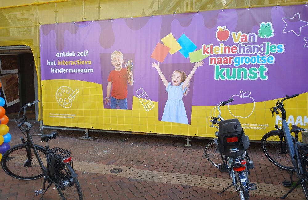 Een  groot  spandoek  geeft kindermuseum aan
