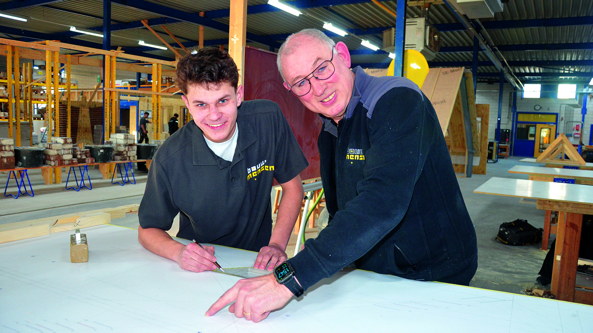 Jochem samen met zijn docent Frank Hulskotte.JPG