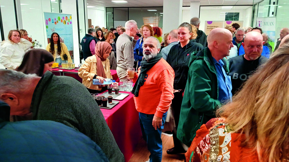 Heel veel belangstelling bij opening Sociaal Plein.jpg