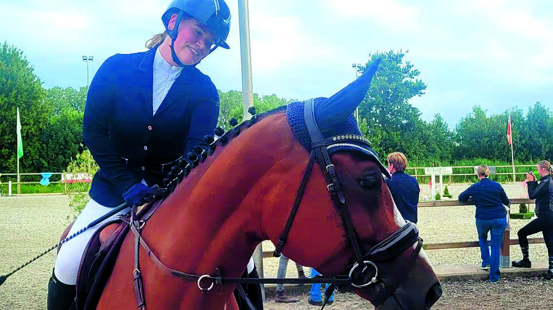 Trotse genietende algemeen kampioen paarden Julia Wiefferink met haar paard Meliki DH