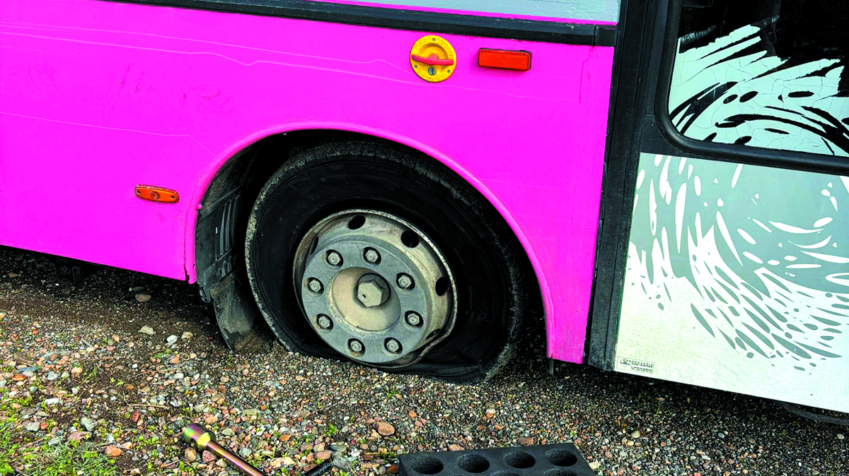 Gambia De eerste lekke band.JPG