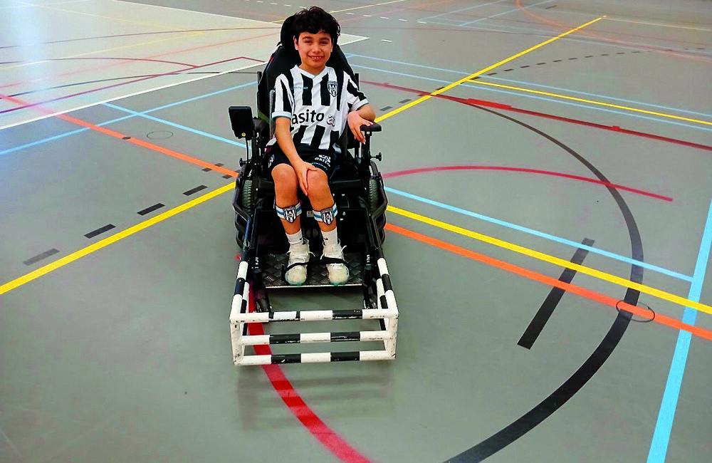 De 10 jarige Ira geniet met volle teugen van het Rolstoelvoetbal.jpg