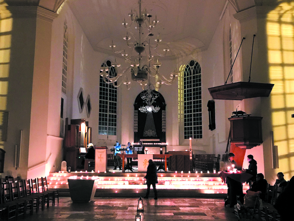 Follow the Light 22-11-2018 staand.JPG