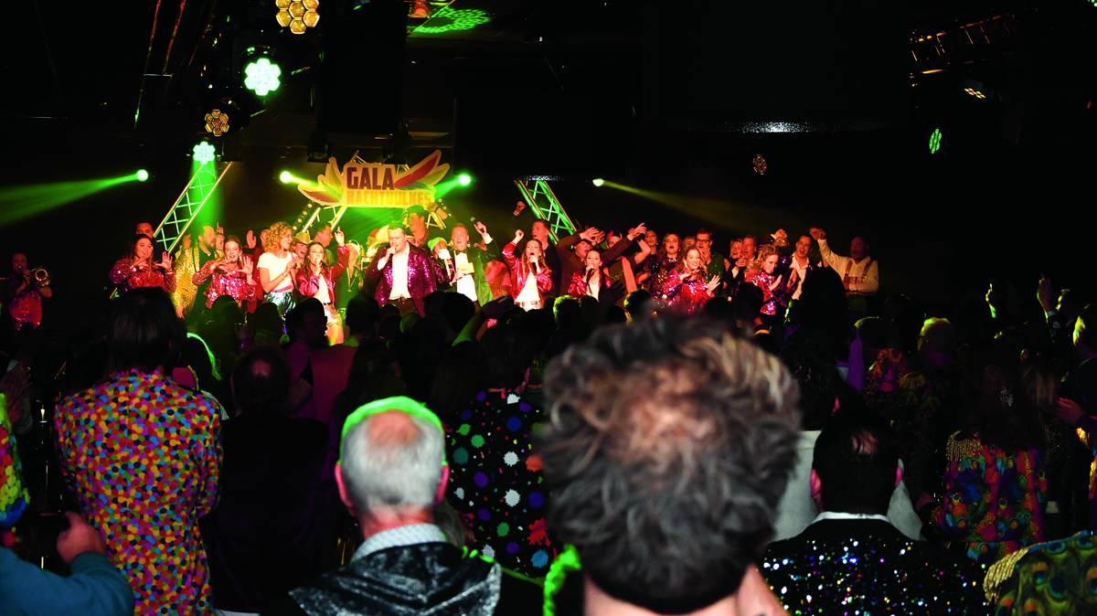 Alle galasterren op het podium.JPG