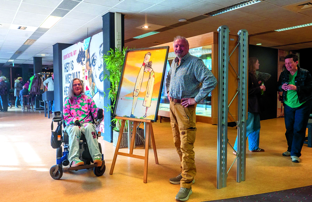 Floortje samen met Hendrik Supheert bij haar kunstwerk Foto Björn van den Elst.JPG